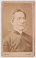 1875 Csaplár Benedek (1821-1906) irodalomtörténész, néprajzgyűjtő, piarista paptanár fotója, keményhátú fotó, hátoldalon feliratozva, 6x10 cm