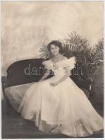 1935 Jeney Anka: Wessely Ily az atléta bálra készülve, hátoldalon feliratozva, pecséttel, 21x16 cm