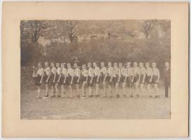 1928 A Bocskai kadettiskola csapata a hűvösvölgyi verseny után, kartonra ragasztva, hátoldalán feliratozva, 11x17 cm