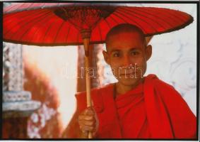 cca 1980-1990 Buddhista szerzetes, cibachrom, 20x29 cm
