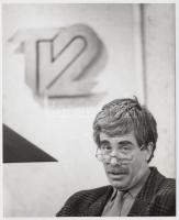 cca 1985-1990 Déri János (1951-1992) televíziós műsorvezető, riporter, publicista fotója, 16x13 cm