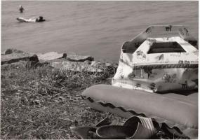 cca 1960-1970 Krisch Béla: Vízparton, balatoni szocreál életkép, vintage fotóművészeti alkotás, feliratozva, pecséttel jelzett, 16x23 cm