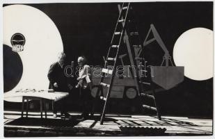 cca  1970-1980 Zsigri Oszkár: Dekorátorok, vintage fotóművészeti alkotás, feliratozva, a szerző hagyatékából, 15x24 cm