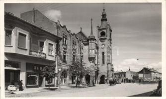 Munkács, városháza, vaskereskedés, női kalap divat üzlet / town hall, shops