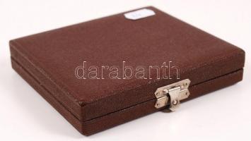 ~1950-60. "Az Építőipar Kiváló Dolgozója" Br és zománcozott kitüntetések dísztokban T:1