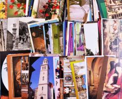 211 db modern, magyar városképes- és motívumlap, benne 9 leporello / 211 modern, Hungarian cityscape...