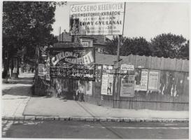 cca 1930-1940 Budapest, utcai plakátok, falragaszok, hirdetések, 5 db későbbi nagyítás, 13x18 cm