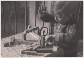 cca 1930-1935 Kinszki Imre (1901-1945): Játék az építőkockákkal, vintage alkotás, szerzői pecséttel, 17x12 cm