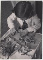 cca 1930-1935 Kinszki Imre (1901-1945): Gyurmázó gyermek, vintage alkotás, szerzői pecséttel, 17x12 cm