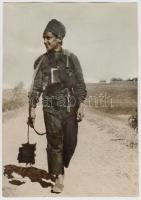 cca 1920-1930 Kerny István (1879-1963): Kéményseprő, vintage fotó, vegyi színezéssel, szerzői pecséttel jelzett, 23x16 cm