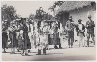 cca1920-1930 Kerny István (1879-1963): Cigánybanda a falusi lakodalmon a somogyi Csököly településen, szerzői pecséttel jelzett, feliratozott, 10x16 cm