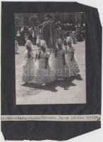 cca 1920-1930 Kerny István (1879-1963): Márialányok, Mezőkövesd, szerzői pecséttel jelzett, 11x8 cm