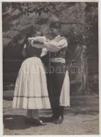 cca 1920-1930 Kerny István (1879-1963): Csárdás (Szany), dunántúli viseletben, vintage fotó, szerzői pecséttel jelzett, feliratozott, 23x17 cm