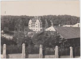 cca 1920-1930 Kerny István (1879-1963): Vízakna fürdő, vintage fotó, szerzői pecséttel jelzett, feliratozott, 13x17 cm