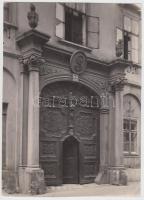 cca 1920-1940 Kerny István (1879-1963): Soproni lakóház díszes kapuja, vintage fotó, szerzői pecséttel jelzett, 23x16 cm
