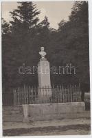 1934 Kerny István (1879-1963):: Kisfaludy Sándor szobra Sümegen, a szülőház előtti téren, vintage fotó, feliratozva, a szerző hagyatékából, 17x11 cm