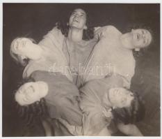 1931 Manninger: nevető, kihajló lányok, Szentpál Olga mozgásművészeti iskola növendékei, 15x18 cm