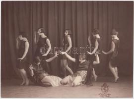 1925 Strelisky: Szentpál Olga mozgásművészeti iskola növendékeinek fellépése, vintage fotó, feliratozva, Szentpál Olga mozgásművészeti iskola növendékei, 15x21 cm