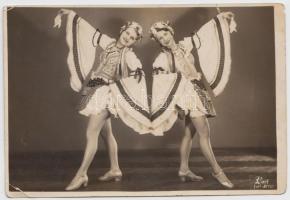 cca 1920-1930 L’Art fotó: Táncosnők fellépő ruhában, sarkán törésvonal, 11x16 cm