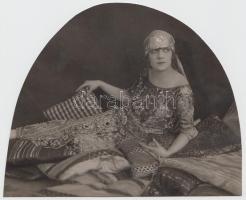 cca 1920-1930 Sajtófotó, illusztráció: szép hölgy párnák közt, 13x16 cm