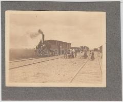 cca 1900-1910 Ismeretlen vasútállomáson várakozó gőzmozdony szerelvénnyel, kartonra ragasztva, 9x12 cm