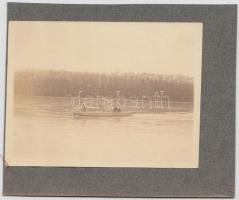 cca 1900-1910 Ismeretlen vasútállomáson várakozó gőzmozdony szerelvénnyel, kartonra ragasztva, 9x12 ...