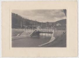 cca 1930-1940 Völgyzáró gát, kisebb duzzasztómű, művészfólián keresztül másolva, képméret 11x16 cm, papírméret 17x23 cm