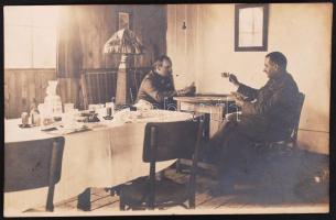 cca 1910-1920 Katonák kártyacsatája, levelezőlapként használható fotó, 13x9 cm