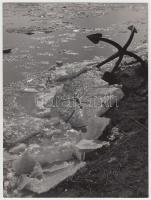 cca 1950-1960 Dezső Pál: Jégzajlás a Tiszán, vintage fotóművészeti alkotás, feliratozva, 23x7 cm