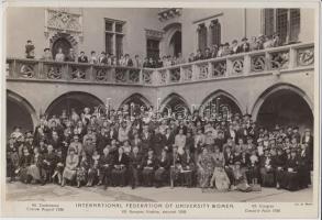 1936 Egyetemet végzett nők nemzetközi szövetségének kongresszusa Krakkóban, csoportkép felirattal, 20x29 cm