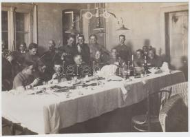cca 1900-1920 Egy mulatós tiszti vacsora hangulata, katonai fotó, 10x14 cm