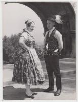 cca 1930-1940 Reich Péter Cornel: Dél-magyarországi paraszt pár népviseletben, pecséttel jelzett vintage fotó, 23x18