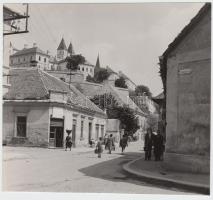 cca 1946-1955 Reich Péter Cornel: Veszprémi városkép a Szabadnép út sarkáról, jelzetlen, a szerző hagyatékából, 16x17 cm