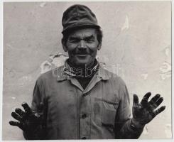 cca 1960-1970 Konkoly Katalin: Munkáskéz, vintage fotóművészeti alkotás feliratozva, 17x20 cm