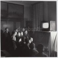 cca 1964 Kotnyek Antal: Az első televízió egy falusi TSZ irodában, jelzetlen, a szerző hagyatékából, 13x13 cm