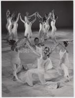 1975 Keleti Éva: Fodor Antal koreográfiája, jelzetlen színházi fotó; bemutatva a Magyarország ma c. fotókiállításon 1975-ben, a Magyar Munkásmozgalmi Múzeumban, 24x18 cm