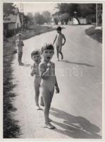 cca 1960-1970 Falusi gyerekek nyáron, 24x18
