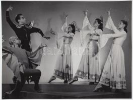 ca 1930-1940 Leichtner Ezsébet vintage fotója a Szentpál Olga tánccsoportjának tagjairól, pecséttel jelzett, 22x17 cm