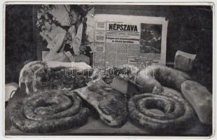 cca 1950-1960 Tiszavölgyi József: Csendélet disznótorossal és Népszavával, vintage fotó, pecséttel jelzett, 8x13 cm