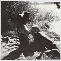 cca 1950-1960 Szerelmes piknik, enyhén erotikus fotó / erotic photo, 17x17 cm