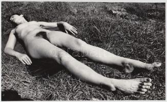 cca 1960-1970 Az első, simogató tavaszi napsugarak, finoman erotikus aktfotó / erotic photo, 14x23 cm