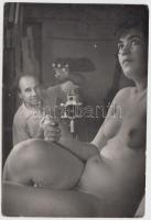 cca 1960-1970 Tiszavölgyi József: Fotós és modellje, finoman erotikus fénykép, pecséttel jelzett / erotic photo, 13x8 cm