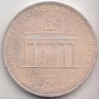 NSZK 1991. 10M Ag "200 éves a Brandenburgi Kapu" T:1
GFR 1991. 10 Mark Ag "200th Anni...