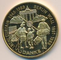 Bognár György (1944-) 1989. "Vasfüggöny / Berlini fal" aranyozott emlékérem (42,5mm) T:PP ...