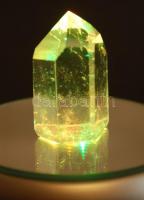 Hegyikristály csiszolt oszlop LED színváltós világító talppal