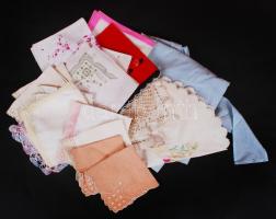 Textil tétel: terítők, közte kalocsai hímzésű is / mixed tableclothes
