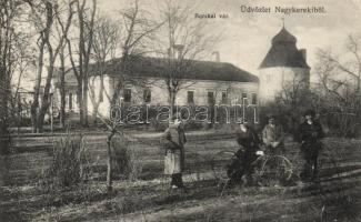 Nagykereki Bocskai vár, férfiak biciklivel (EK)