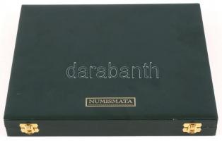 Éremtartó kazetta zöld színben kivehető tálca nélkül, 12 férőhellyel, jó állapotban!