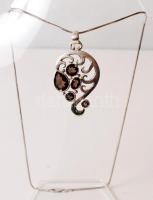 5 db füstkvarc csiszolt kővel díszített függő ezüst láncon, jelzett, br: 17,6 g