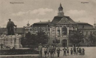 Nagybecskerek, town hall, statue of Kiss Ernő (EK)